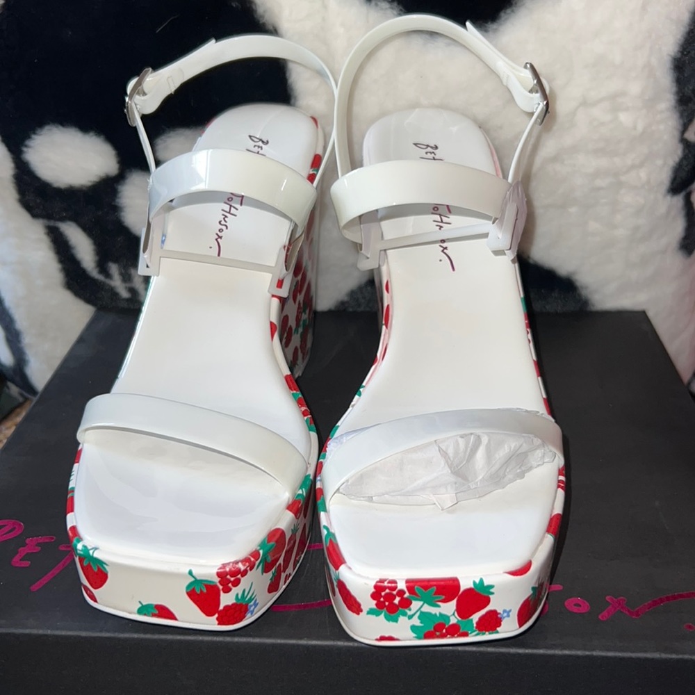 BNIBNW Betsey Johnson Landry Berry platform sandals 7.5